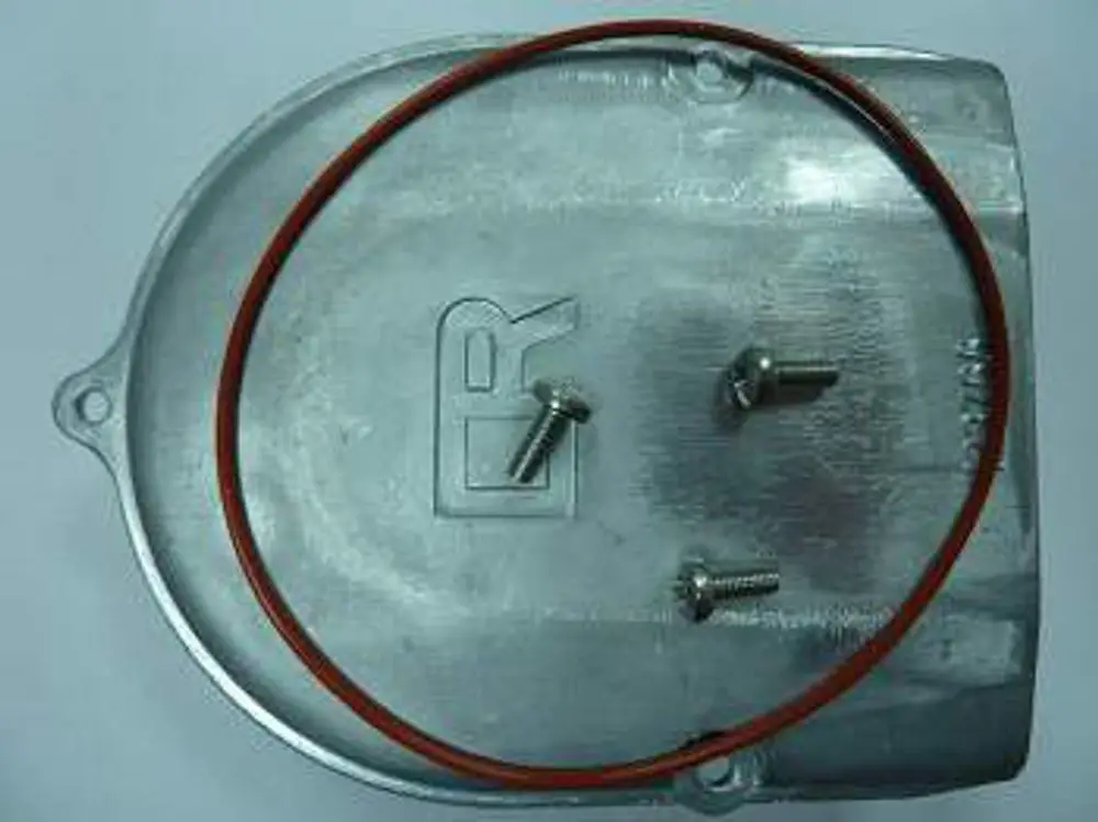 Aluminiumdeckel mit zwei Schrauben und einer roten Dichtung, hergestellt von Remeha, zur Abdeckung eines Brenners oder ähnlicher Vorrichtung.